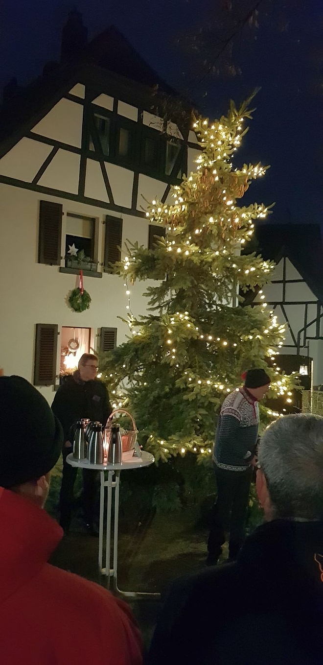 Glühwein unter dem Weihnachtsbaum