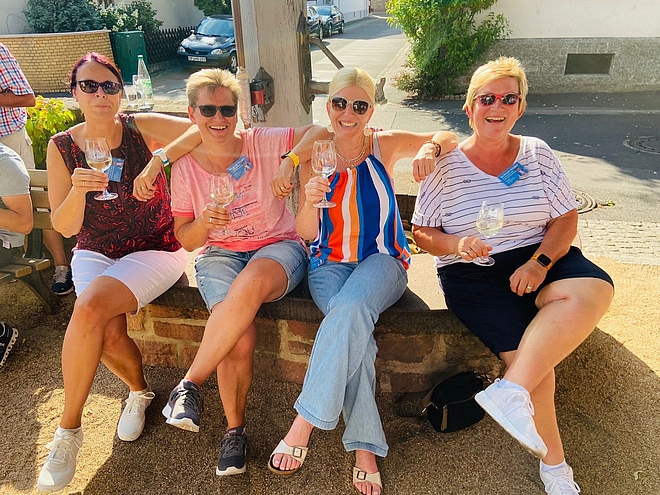 Prost die Damen