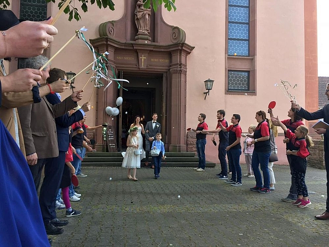 Das Brautpaar kommt, Bälle los!