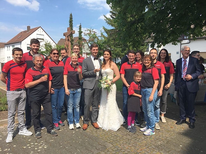 Gruppenbild mit dem glücklichen Paar